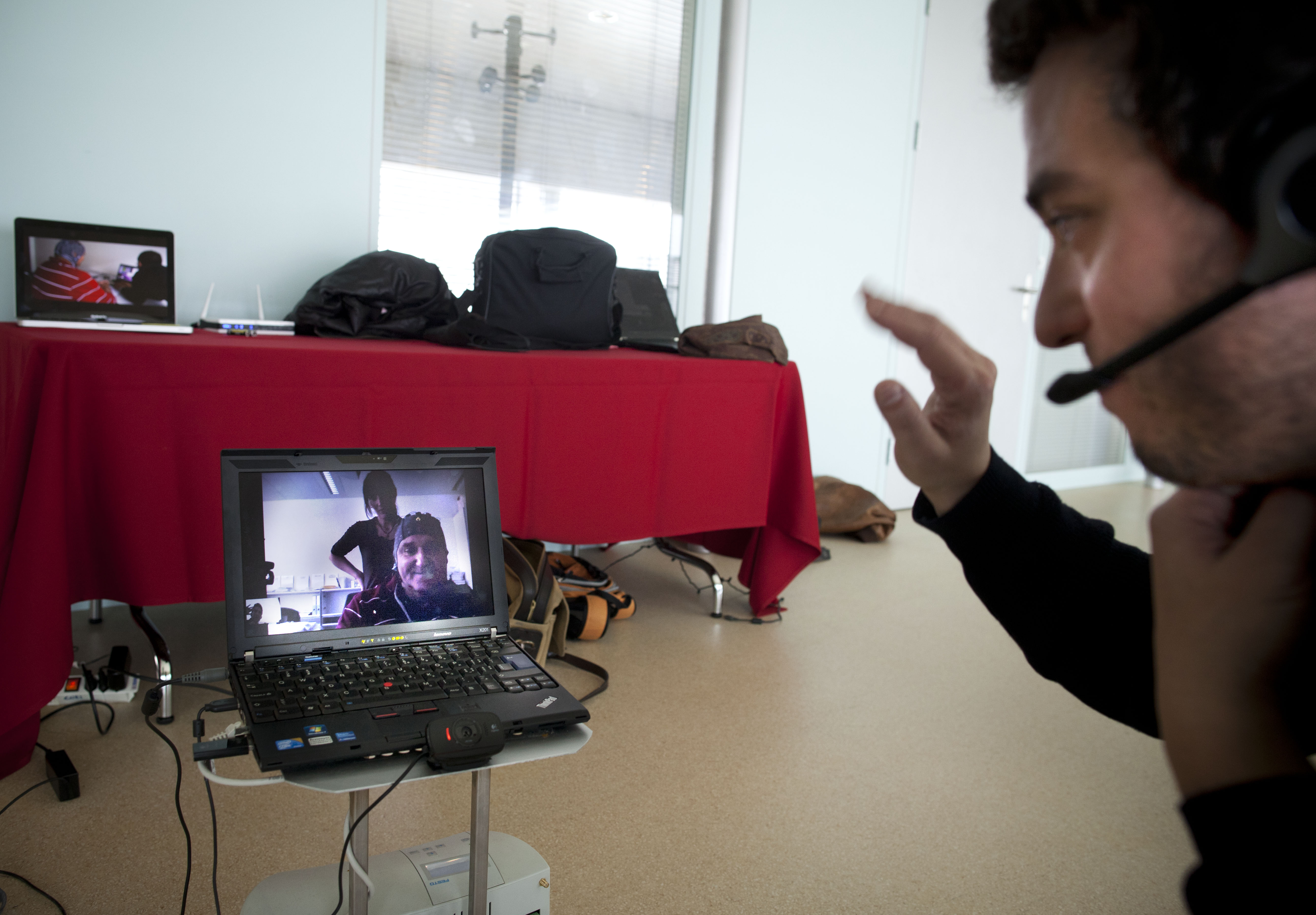 Παραπληγικός ασθενής κινεί ρομποτικό σύστημα εξ αποστάσεως